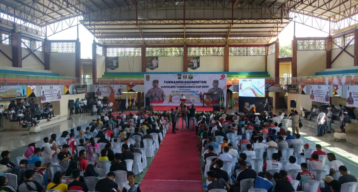 Meriahnya pembukaan Turnamen Bulutangkis Kapolres Tanggamus Cup 2025 di GOR Kota Agung, Senin 16 Juni 2025 |
