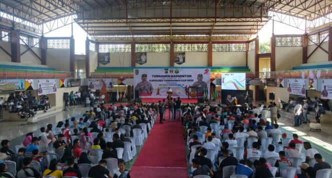 
 Meriahnya pembukaan Turnamen Bulutangkis Kapolres Tanggamus Cup 2025 di GOR Kota Agung, Senin 16 Juni 2025 |