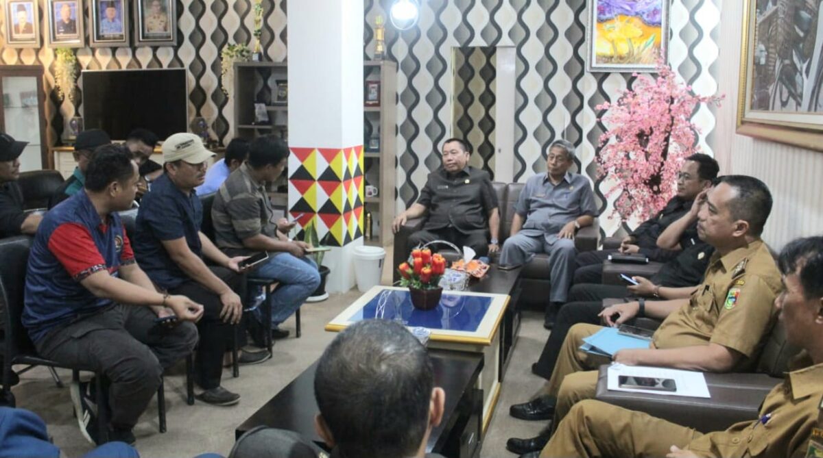Sekda Tanggamus Suaidi saat menyampaikan keterangan menanggapi pernyataan Mantan Camat Kota Agung Timur, M. Ilham Nurmay, Senin 16 Juni 2025 | Herdi/Media Prioritastv.com.