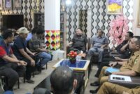 Sekda Tanggamus Suaidi saat menyampaikan keterangan menanggapi pernyataan Mantan Camat Kota Agung Timur, M. Ilham Nurmay, Senin 16 Juni 2025 | Herdi/Media Prioritastv.com.
