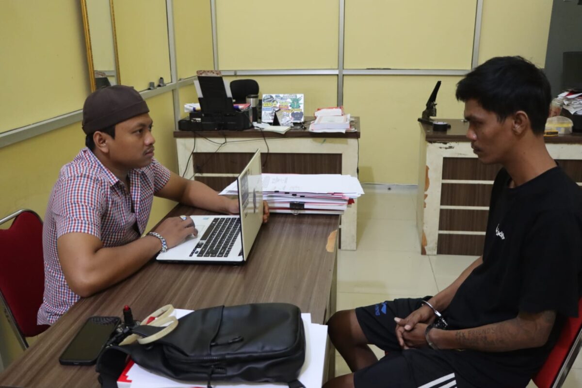 Tersangka RM saat dilakukan pemeriksaan oleh petugas kepolisian, Selasa 17 Juni 2025 | Dok. Humas Polres Tanggamus.