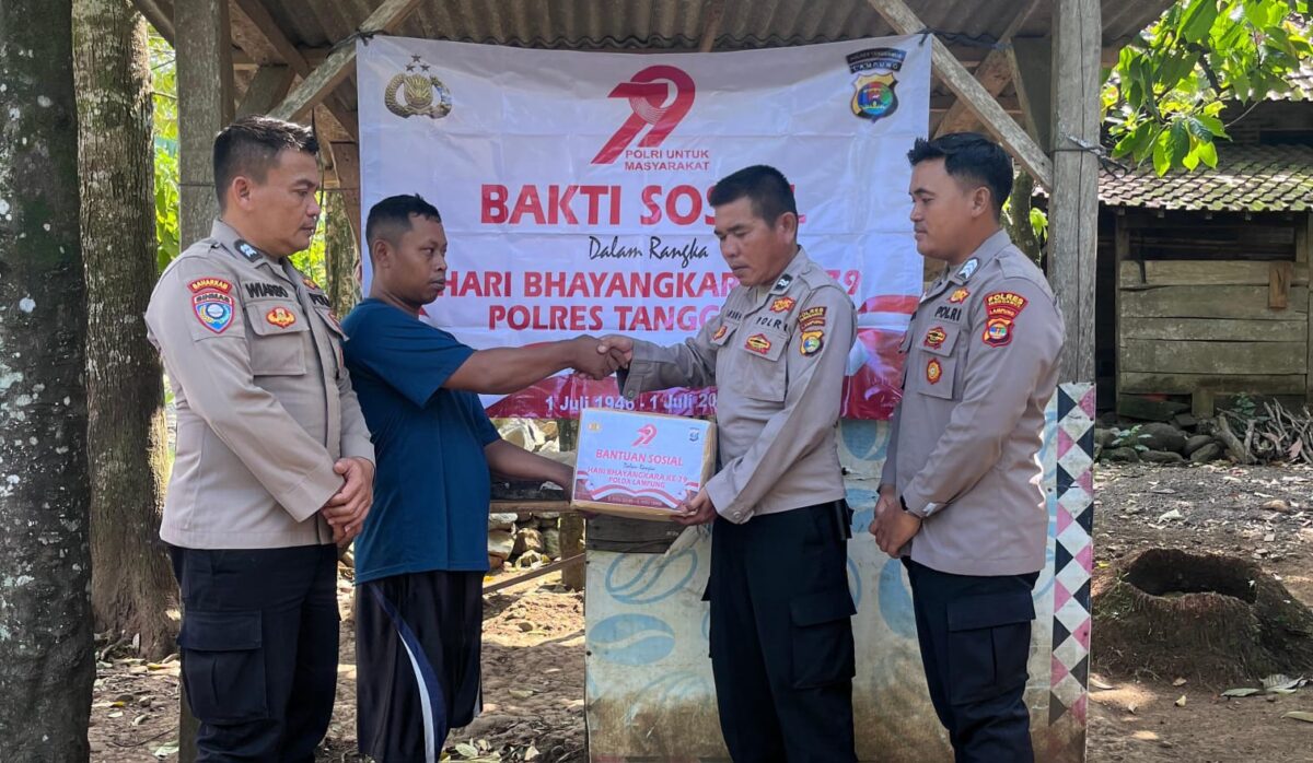 Penyerahan Bantuan Sosial Polres Tanggamus di Kota Agung Timur, Selasa 17 Juni 2025 | Dok. Humas Polres Tanggamus.