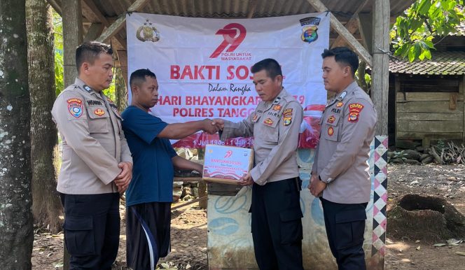 
 Penyerahan Bantuan Sosial Polres Tanggamus di Kota Agung Timur, Selasa 17 Juni 2025 | Dok. Humas Polres Tanggamus.