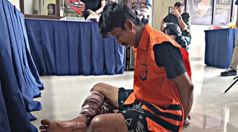 Tersangka dengan kaki ditembak saat dihadirkan dalam konferensi Pers Polres Lampung Selatan, Senin 16 Juni 2025 |