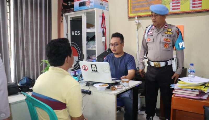 Tersangka saat dilakukan pemeriksaan oleh petugas, Selasa 17 Juni 2025 | Dok. Humas Polres Pringsewu.