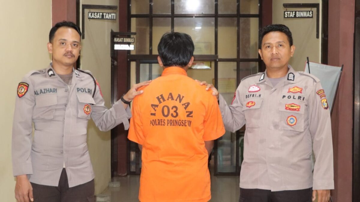 Tersangka RF setelah ditangkap sebelum dijebloskan ke sel tahanan, Rabu 18 Juni 2025 | Dok. Humas Polres Pringsewu.