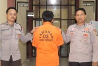 Tersangka RF setelah ditangkap sebelum dijebloskan ke sel tahanan, Rabu 18 Juni 2025 | Dok. Humas Polres Pringsewu.