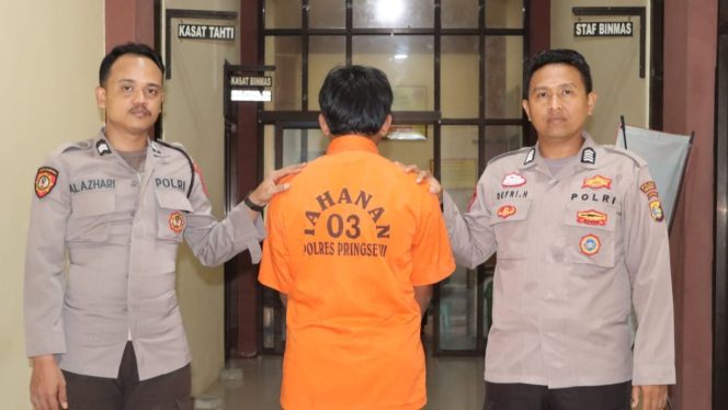 
 Tersangka RF setelah ditangkap sebelum dijebloskan ke sel tahanan, Rabu 18 Juni 2025 | Dok. Humas Polres Pringsewu.