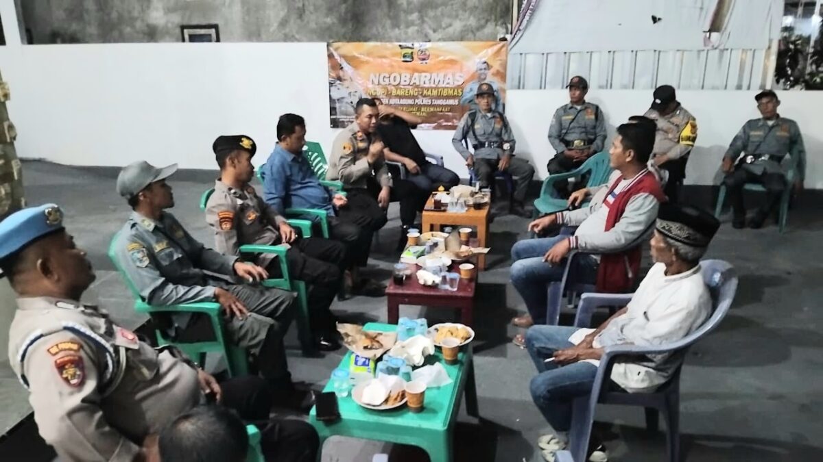 Kapolsek Kota Agung Iptu Rudi Khisbiantoro dalam program Ngobarmas di Pekon Kota Batu, Kota Agung, Tanggamus, Rabu 18 Juni 2025, malam | Herdi/Media Prioritastv.com.
