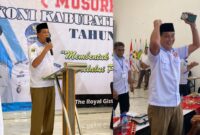 Kolase foto saat Nuzul Irsan, Ketua KONI Tanggamus menyampaikan sambutan dan saat menyuarakan kebahagiannya di Hotel Royal Gisting, Kamis 19 Juni 2025 | Herdi/Media Prioritastv.com.