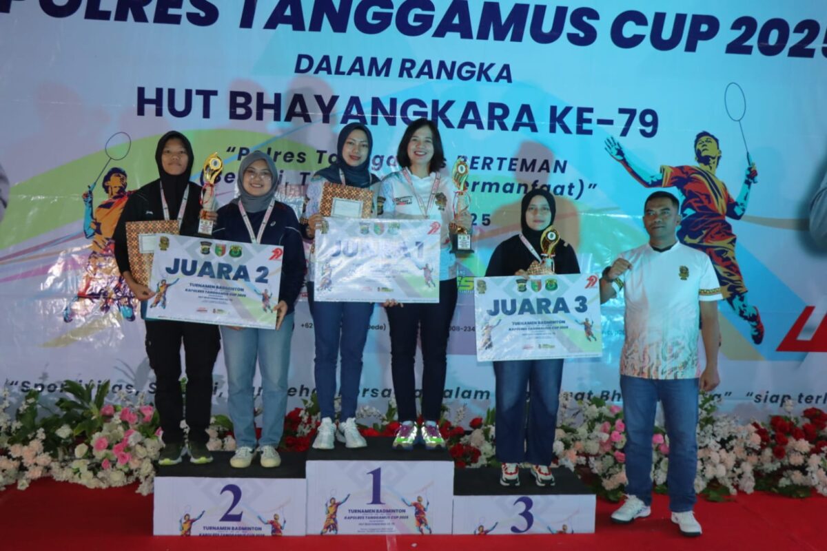 Kapolres Tanggamus usai menyerahkan piala kepada juara 1 ganda putri umum, Kapolres Tanggamus Cup 2025 di GOR Kota Agung, Kamis 19 Juni 2025, malam | Dok. Humas Polres Tanggamus.