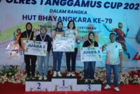 Kapolres Tanggamus usai menyerahkan piala kepada juara 1 ganda putri umum, Kapolres Tanggamus Cup 2025 di GOR Kota Agung, Kamis 19 Juni 2025, malam | Dok. Humas Polres Tanggamus.