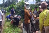 Kolase foto saat korban dievakuasi ke mobil ambulance oleh warga setempat | Ist.