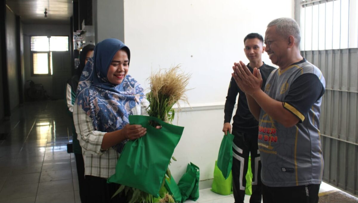 Penyerahan paket bahan pokok bersama sayuran hasil pertanian di Lapas Kota Agung, Tanggamus, Jumat 20 Juni 2025 | Dok. Lapas Kota Agung.