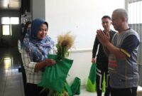 Penyerahan paket bahan pokok bersama sayuran hasil pertanian di Lapas Kota Agung, Tanggamus, Jumat 20 Juni 2025 | Dok. Lapas Kota Agung.