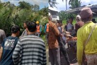 Kolase foto saat polisi melakukan olah TKP bersama PLN dan saat korban dievakuasi ke mobil ambulance, Jumat 20 Juni 2025 | Dok. Ist.