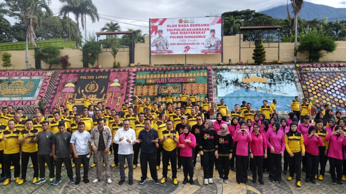 Foto bersama usai olahraga di Lapangan Polres Tanggamus, Jumat 20 Juni 2025 | Dok. Humas Polres Tanggamus.