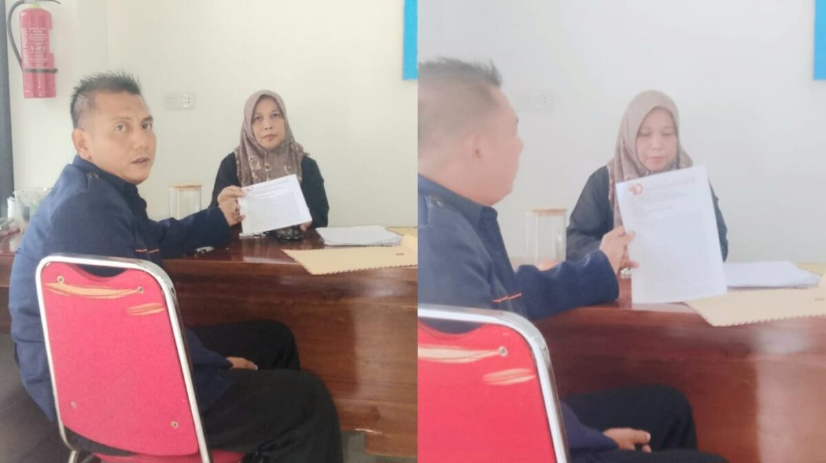Adi Putra Amril selaku Kuasa Hukum Rudi Candra saat menyerahkan Somasi kepada PT AKM di Pringsewu | Dok. Red Justicia Law Firm.
