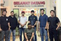 Tersangka penggelapan modus jual tanah tanpa izin pemilik setelah ditangkap polisi, Sabtu 21 Juni 2025 | Dok. Humas Polres Tulang Bawang.