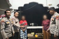 Petugas kepolisian saat menunjukan benda mirip senjata api milik terduga pelaku kepada orang tuanya dan istrinya, Sabtu 21 Juni 2025 | Dok. Humas Polres Tanggamus.
