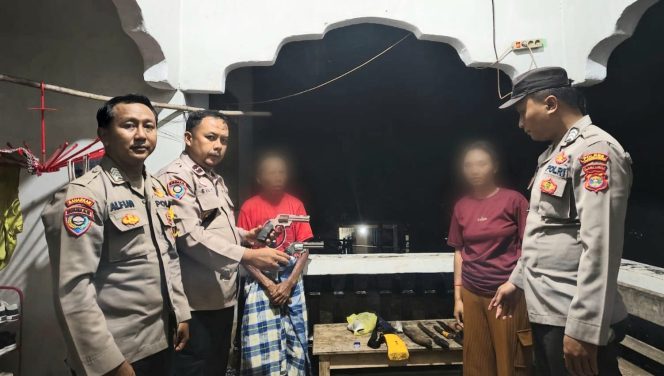 
 Petugas kepolisian saat menunjukan benda mirip senjata api milik terduga pelaku kepada orang tuanya dan istrinya, Sabtu 21 Juni 2025 | Dok. Humas Polres Tanggamus.