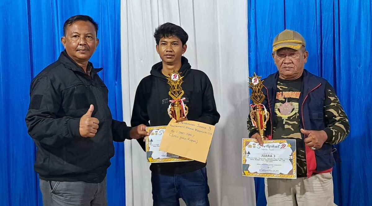 Ketua GRANAT Tanggamus, Agus Ciek saat menyerahkan hadiah kepada juara 3 peserta Turnamen, Minggu 22 Juni 2025 | Asrul Ariski/Media Prioritastv.com.
