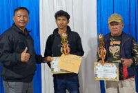 Ketua GRANAT Tanggamus, Agus Ciek saat menyerahkan hadiah kepada juara 3 peserta Turnamen, Minggu 22 Juni 2025 | Asrul Ariski/Media Prioritastv.com.