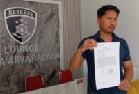 Kuasa hukum pelapor, Yogi Arsandi, S.H., M.H., CPM, menunjukkan Surat Tanda Terima Laporan (STTLP) terkait dugaan penipuan dan penggelapan yang dilakukan oleh oknum polisi berinisial AKP DDW, di Lounge Reserse Arja Arya Racana Polres Tanggamus, Sabtu (21/6/2025). Laporan awal didaftarkan di Polda Lampung, kemudian dilimpahkan ke Polres Tanggamus sesuai locus delicti perkara | Davit/Media Prioritastv.com.