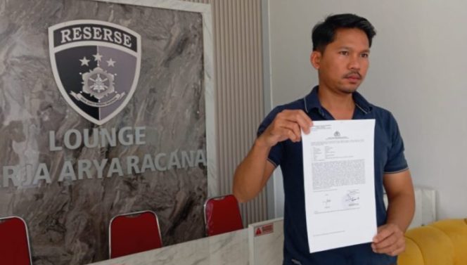 Kuasa hukum pelapor, Yogi Arsandi, S.H., M.H., CPM, menunjukkan Surat Tanda Terima Laporan (STTLP) terkait dugaan penipuan dan penggelapan yang dilakukan oleh oknum polisi berinisial AKP DDW, di Lounge Reserse Arja Arya Racana Polres Tanggamus, Sabtu (21/6/2025). Laporan awal didaftarkan di Polda Lampung, kemudian dilimpahkan ke Polres Tanggamus sesuai locus delicti perkara | Davit/Media Prioritastv.com.