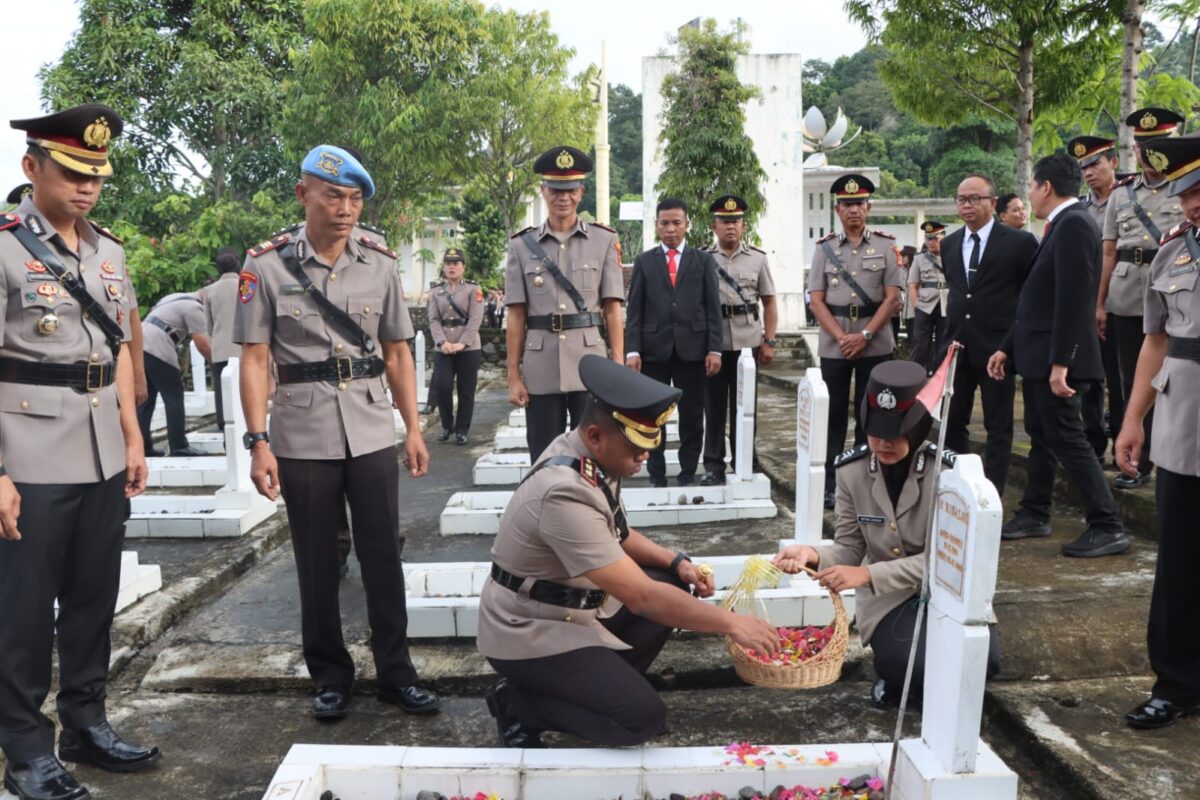 Kapolres Tanggamus AKBP Rahmad Sujatmiko saat tabur bunga di Taman Makam Pahlawan Kota Agung Timur, Senin 23 Juni 2025 | Dok. Humas Polres Tanggamus.