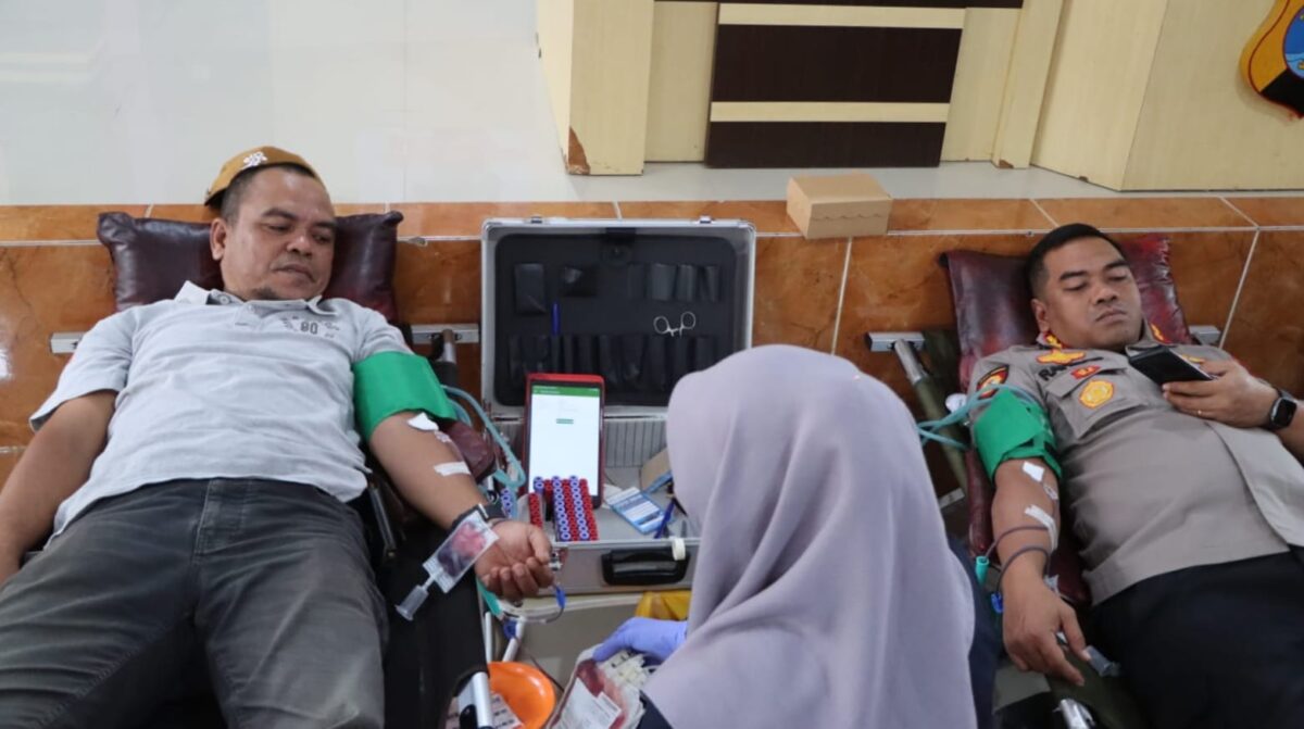 Ketua LPKNI DPD Tanggamus saat mendonorkan darahnya di Polres Tanggamus, Senin 23 Juni 2025 | Herdi/Media Prioritastv.com.