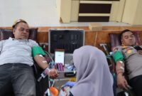 Ketua LPKNI DPD Tanggamus saat mendonorkan darahnya di Polres Tanggamus, Senin 23 Juni 2025 | Herdi/Media Prioritastv.com.