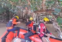 Tim SAR saat melakukan penyisiran di Sungai Sekampung, Pesawaran, Minggu 22 Juni 2025 | Dok. Kantor SAR Lampung.