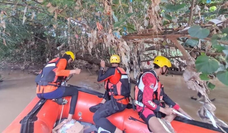 Tim SAR saat melakukan penyisiran di Sungai Sekampung, Pesawaran, Minggu 22 Juni 2025 | Dok. Kantor SAR Lampung.