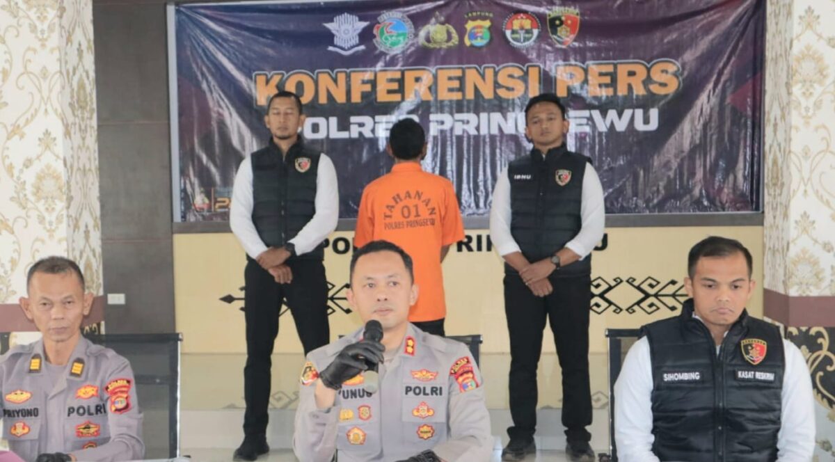 Tersangka Gunarto, Kakon Sukoharjo III Barat, Sukoharjo, Pringsewu saat diperlihatkan dalam konferensi pers di Mapolres Pringsewu, Senin 23 Juni 2025 | Samuel/Media Prioritastv.com.