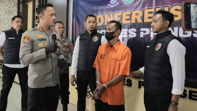 
 Gunarto saat diwawancarai Kapolres Pringsewu usai Konferensi Pers, Senin 23 Juni 2025 | Davit/Media Prioritastv.com.