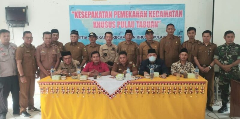 Sejumlah tokoh usai melaksanakan rapat pemekaran kecamatan khusus pulau tabuan, Senin 23 Juni 2025 | Bahyuti/Media Prioritastv.com.