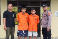 Kedua tersangka saat akan dibawa ke Kejaksaan Negeri Pringsewu, Selasa 24 Juni 2025 | Dok. Humas Polres Pringsewu.