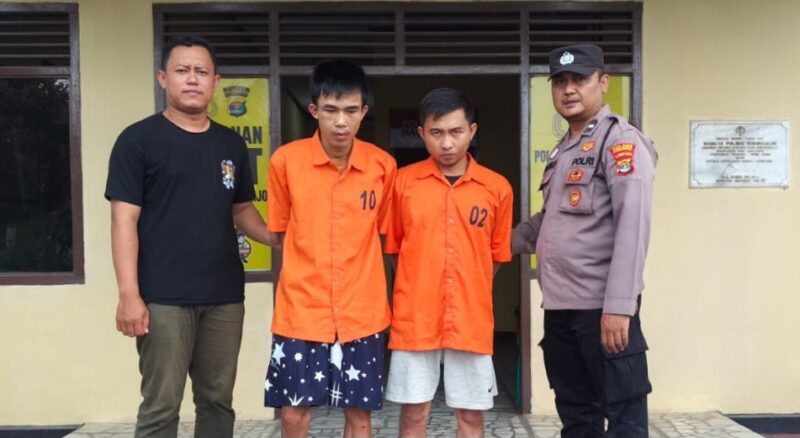 Kedua tersangka saat akan dibawa ke Kejaksaan Negeri Pringsewu, Selasa 24 Juni 2025 | Dok. Humas Polres Pringsewu.