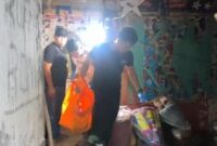 Polisi saat melakukan olah TKP penemuan bocah perempuan berusia 10 tahun yang ditemukan tewas di dalam kamar mes karyawan perusahaan tebu PT Indo Lampung Perkasa, Kabupaten Tulang Bawang, Lampung | Ist.