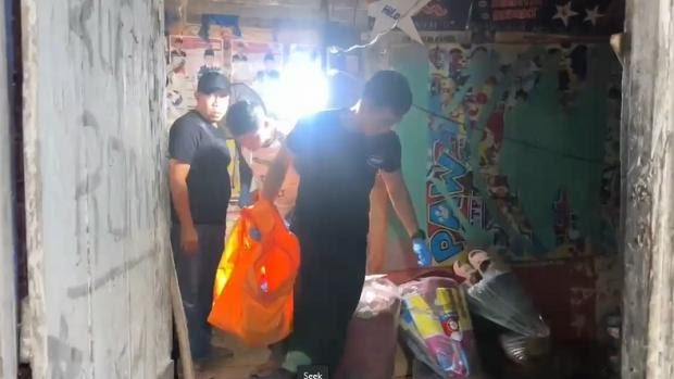 Polisi saat melakukan olah TKP penemuan bocah perempuan berusia 10 tahun yang ditemukan tewas di dalam kamar mes karyawan perusahaan tebu PT Indo Lampung Perkasa, Kabupaten Tulang Bawang, Lampung | Ist.