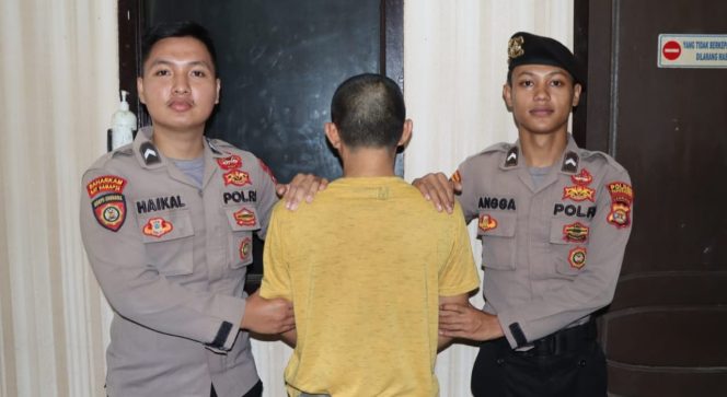 
 Tersangka BH saat berada di Polres Tanggamus sebelum dijebloskan ke sel tahanan, Rabu 25 Juni 2025 | Dok. Humas Polres Tanggamus.