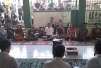 Para pedagang pasar Kota Agung Tanggamus saat menyuarakan keinginan pengurangan biaya sewa di Masjid Al-Falah komplek pasar setempat, Rabu 25 Juni 2025 | Herdi/Media Prioritastv.com.