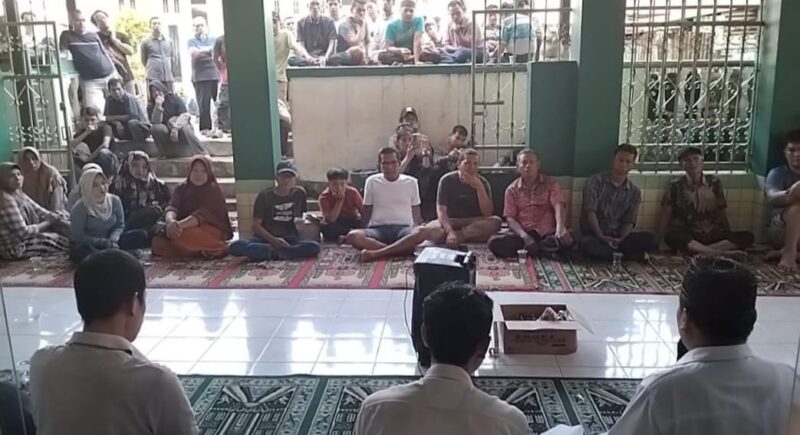 Para pedagang pasar Kota Agung Tanggamus saat menyuarakan keinginan pengurangan biaya sewa di Masjid Al-Falah komplek pasar setempat, Rabu 25 Juni 2025 | Herdi/Media Prioritastv.com.