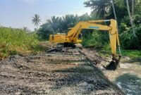 Pengerukan material di Muara Cukuh Batu, Pekon Terbaya, Kota Agung, Tanggamus, Rabu 25 Juni 2025 | Herdi/Media Prioritastv.com.