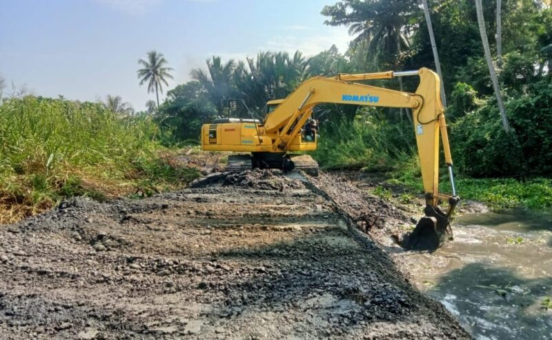 Pengerukan material di Muara Cukuh Batu, Pekon Terbaya, Kota Agung, Tanggamus, Rabu 25 Juni 2025 | Herdi/Media Prioritastv.com.