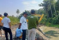 Kakon Terbaya, Mardatu Aspar saat berada di lokasi pengerukan material di di Muara Cukuh Batu, Pekon Terbaya, Kota Agung, Tanggamus, Rabu 25 Juni 2025 | Herdi/Media Prioritastv.com.