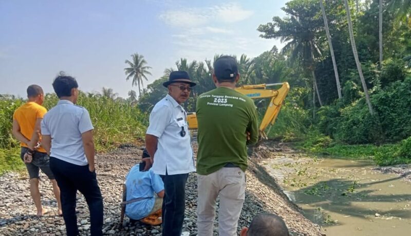 Kakon Terbaya, Mardatu Aspar saat berada di lokasi pengerukan material di di Muara Cukuh Batu, Pekon Terbaya, Kota Agung, Tanggamus, Rabu 25 Juni 2025 | Herdi/Media Prioritastv.com.