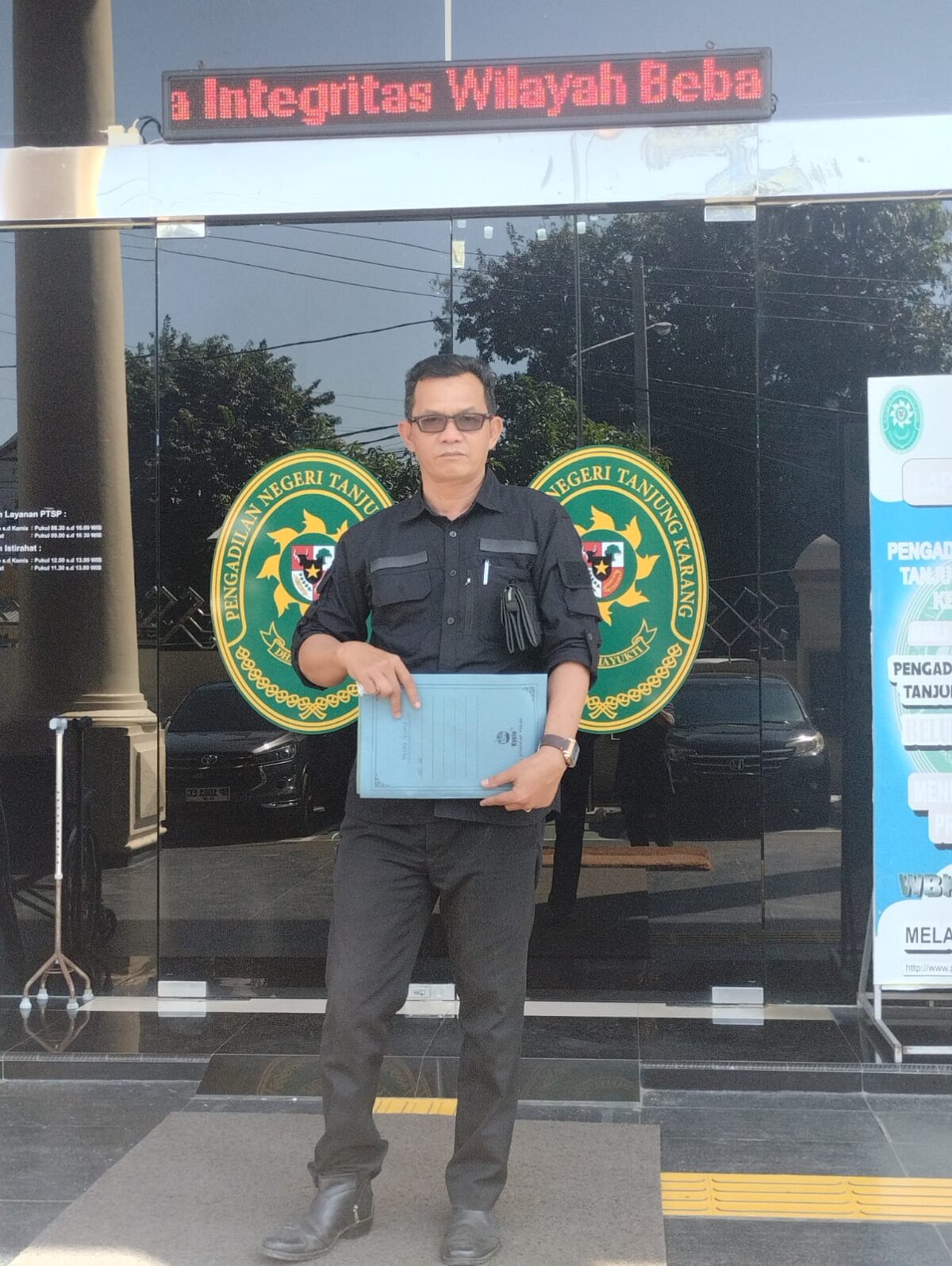 Kuasa hukum Maknoto, Dzulfikar Abror, S.H., berdiri di depan Pengadilan Negeri Tanjung Karang usai mendaftarkan permohonan praperadilan terhadap Polda Lampung, Senin (23/6/2025). (Davit/Prioritastv.com)