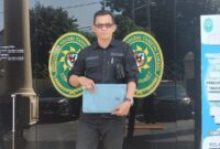 Kuasa hukum Maknoto, Dzulfikar Abror, S.H., berdiri di depan Pengadilan Negeri Tanjung Karang usai mendaftarkan permohonan praperadilan terhadap Polda Lampung, Senin (23/6/2025). (Davit/Prioritastv.com)